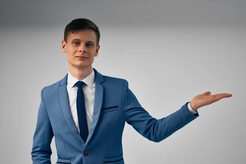 Уверенный в себе бизнесмен в костюме, офисный менеджер в современном стиле
