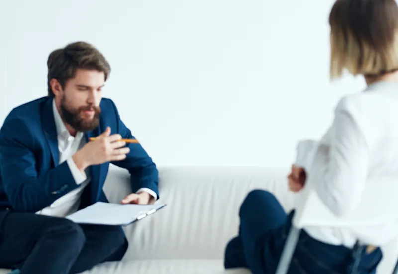 Сотрудники общаются на светлом фоне, женщина, вакансии