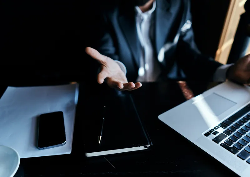 Работа за ноутбуком, технологии, общение, официальный образ жизни