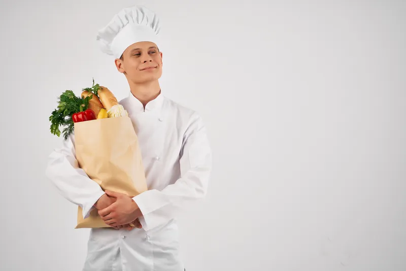 Мужчина в униформе шеф-повара с пакетом продуктов, ресторан, кухонное обслуживание