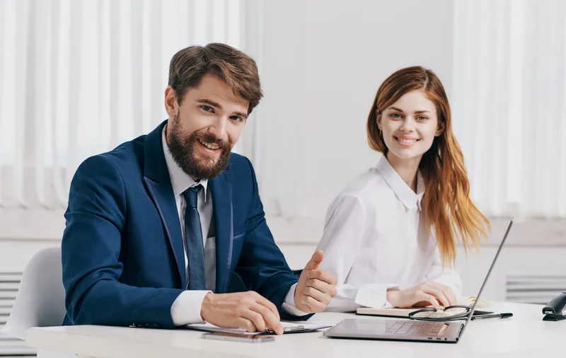 Коллеги по работе общаются в офисе, финансовые менеджеры