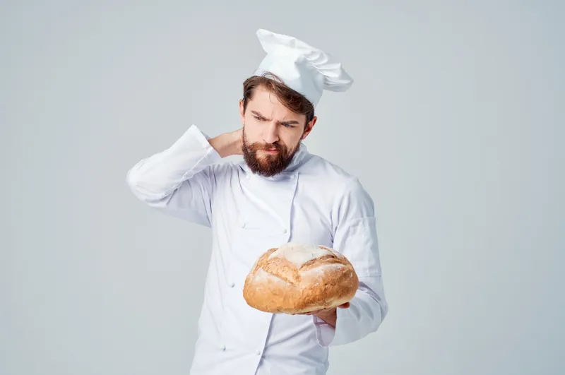 Мужчина-повар на кухне, работа, хлебобулочные изделия, профессиональные эмоции