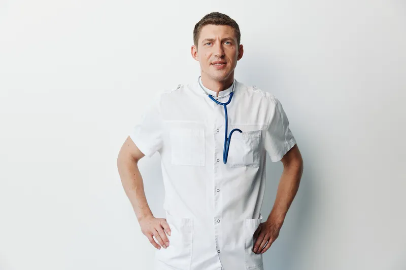 Медицинский работник, врач, на фоне больницы