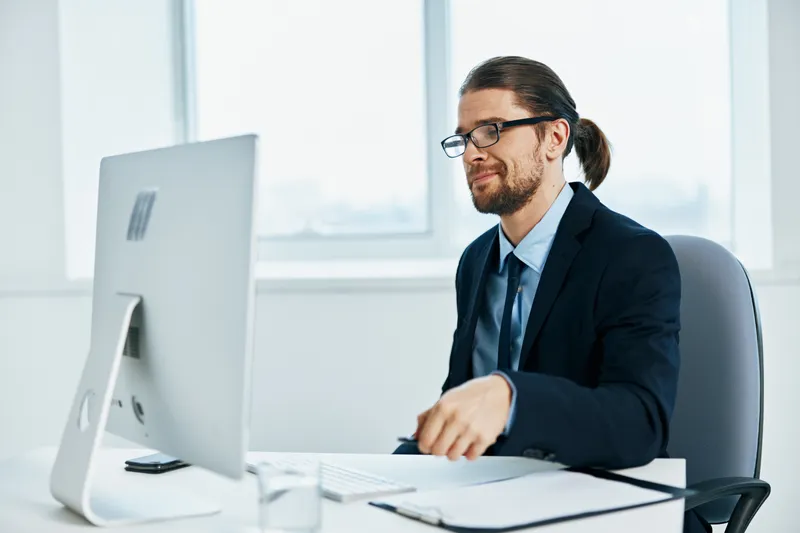 Офисный работник за столом в очках, работа, технологии