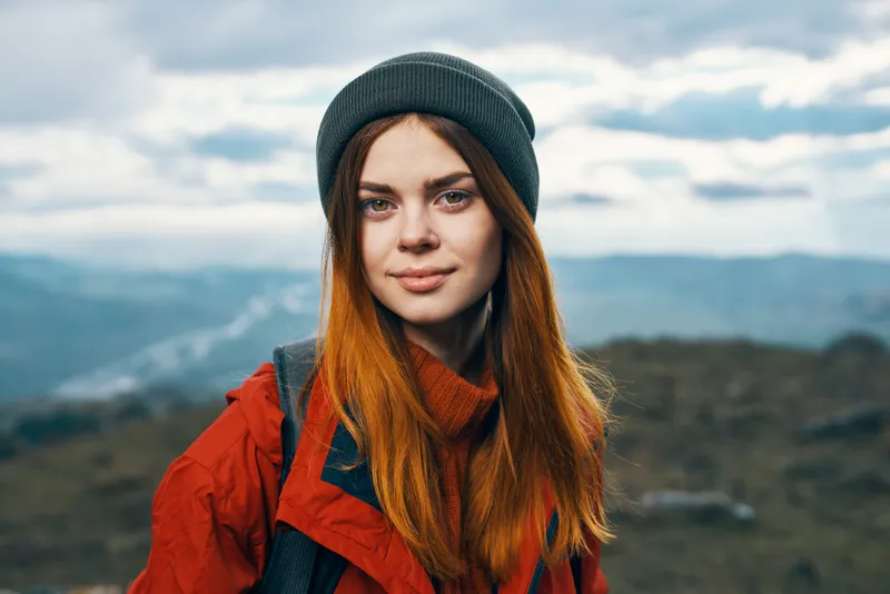 Женщина на фоне горного пейзажа, путешествие, приключения, рюкзак, туризм, модель