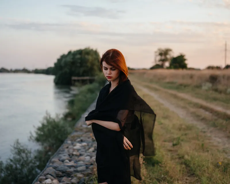 Женщина в черном платье на фоне природы, путешествие, мода