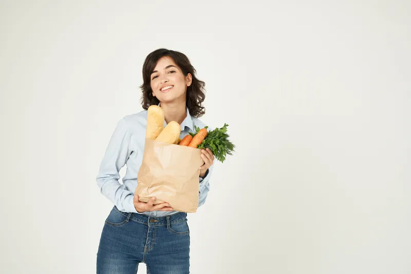 Женщина с пакетом продуктов, доставка покупок, изолированный фон