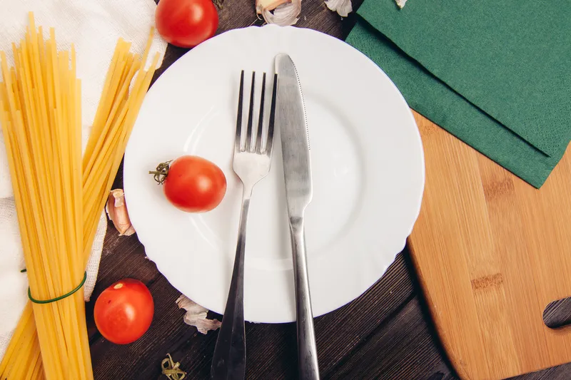 Ингредиенты итальянской кухни для приготовления блюд: помидоры черри, чеснок, паста