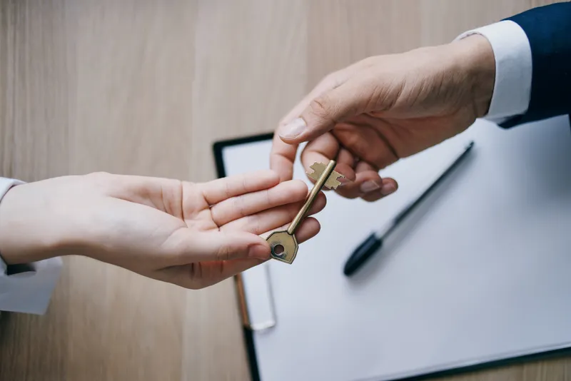 Вручение ключей клиенту при продаже квартиры и заключении договора
