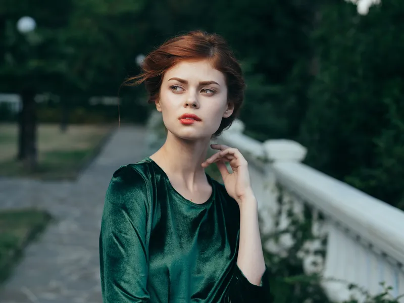 Симпатичная женщина с красными губами, гламурная, на природе, в зеленом платье, роскошная модель