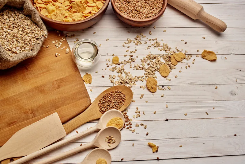 Деревянные кухонные предметы, крупы, продукты на деревянном фоне