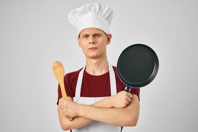 Мужчина в форме шеф-повара с кухонной утварью, ресторан, приготовление еды