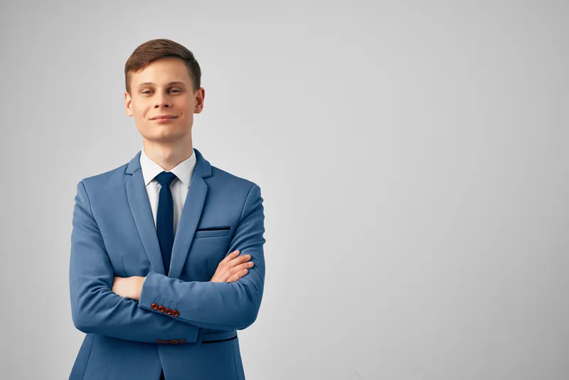 Уверенность в себе и успех бизнесменов, кадр обрезан