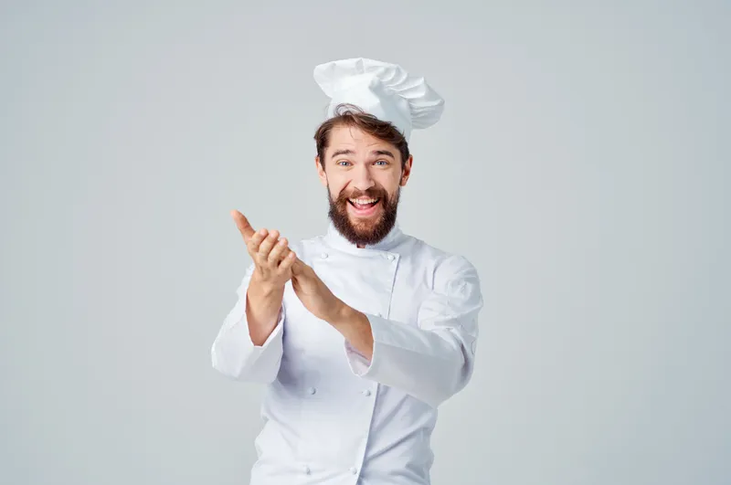 Бородатый мужчина-повар занимается кулинарией на изолированном фоне