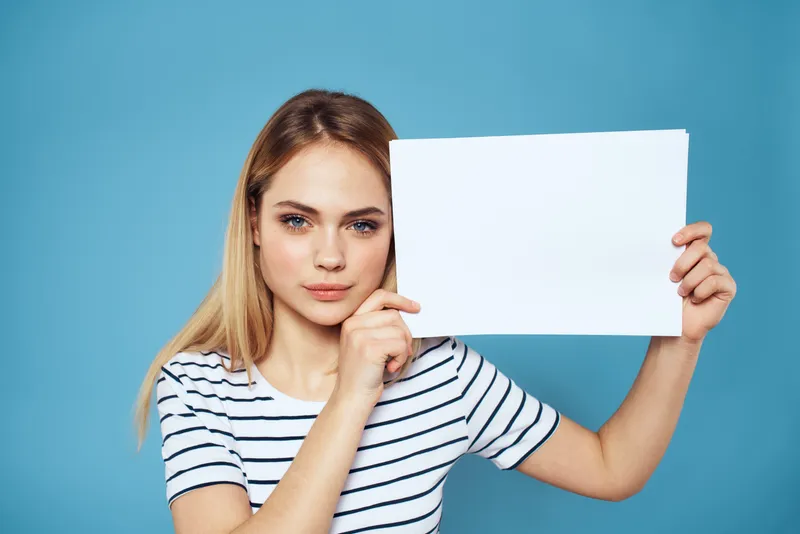 Женщина держит лист бумаги