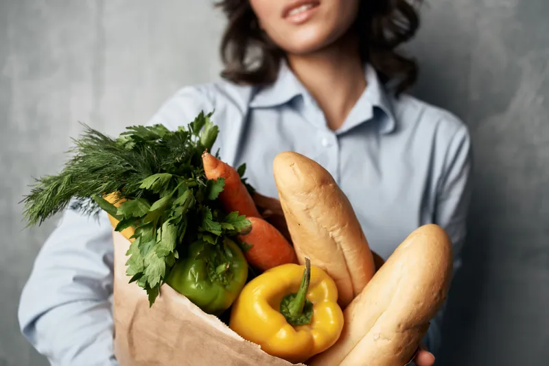 Симпатичная женщина с пакетом продуктов, овощей, доставка, покупки