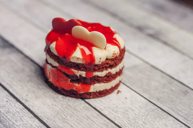 Пирожное на блюдце, чашка чая, сладости, удовольствие, перекус
