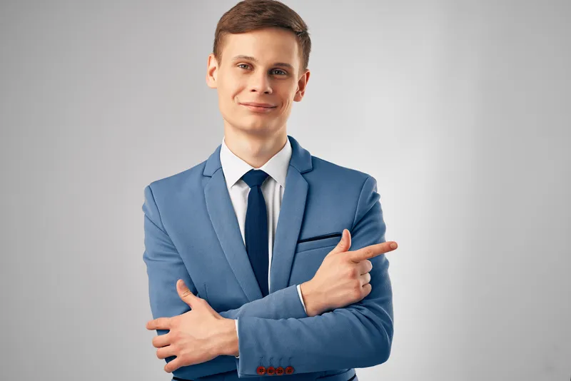 Улыбающийся мужчина в костюме, работа, офис, менеджер