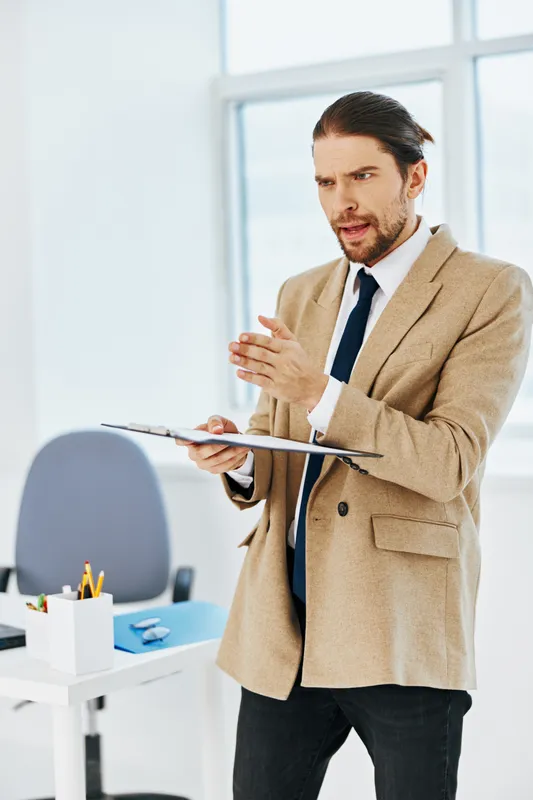 Модный мужчина с официальными документами, работа в офисе, руководитель