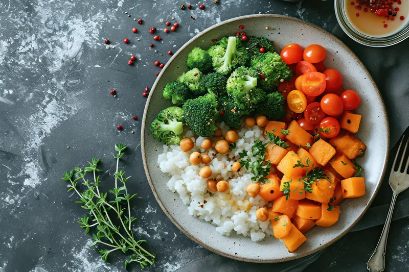 Вкусная детокс-миска Будды: яркое сочетание свежих вегетарианских ингредиентов на белой тарелке, зелёный фон