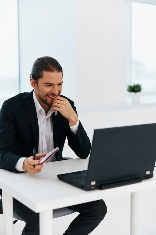 Офисный работник работает перед ноутбуком, эмоции, технологии