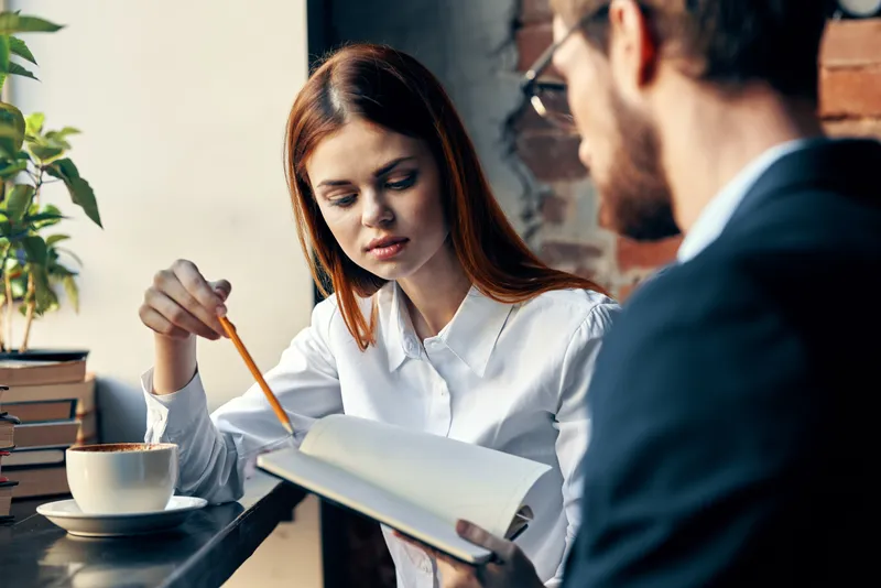 Мужчина и женщина, коллеги по работе, общение, профессионалы, досуг