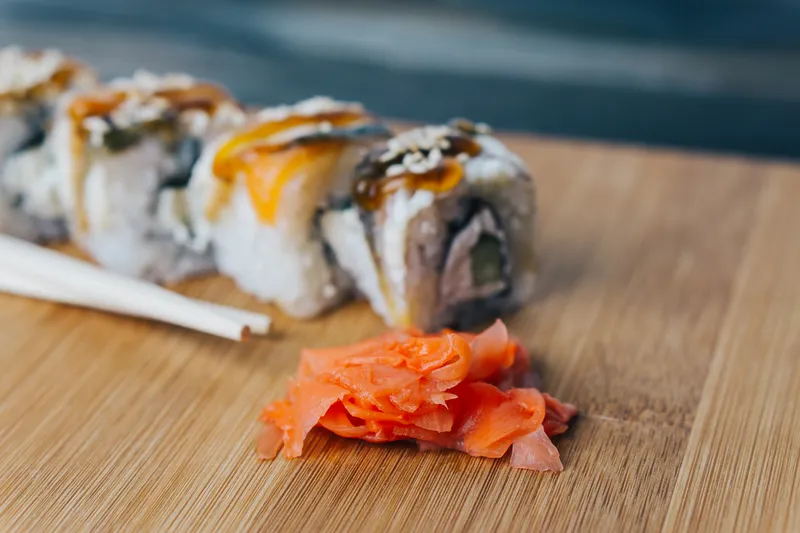 Палочки для суши, красный имбирь, японская кухня, доставка, вид сверху