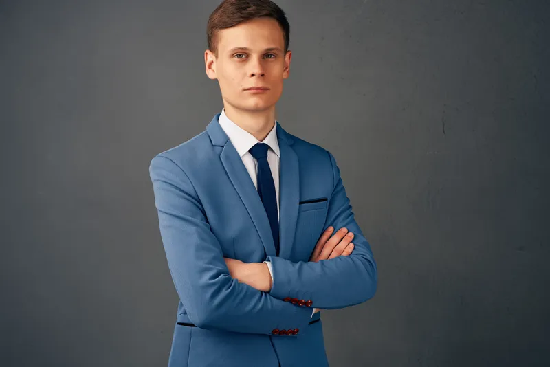 Мужчина в деловом костюме позирует, мода, офис
