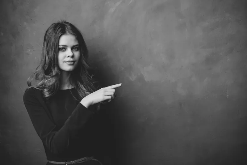 Портрет женщины в чёрно-белой фотографии, она жестикулирует руками