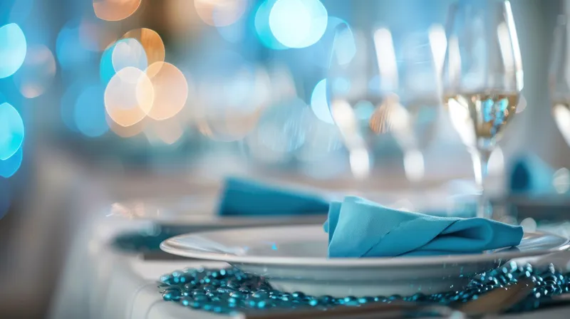 Элегантная сервировка стола с синей салфеткой и бокалами для вина на белой скатерти для мероприятия с изысканным ужином