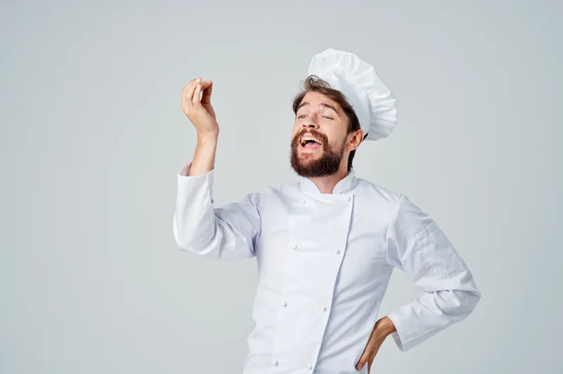 Повар занимается кулинарией на изолированном фоне