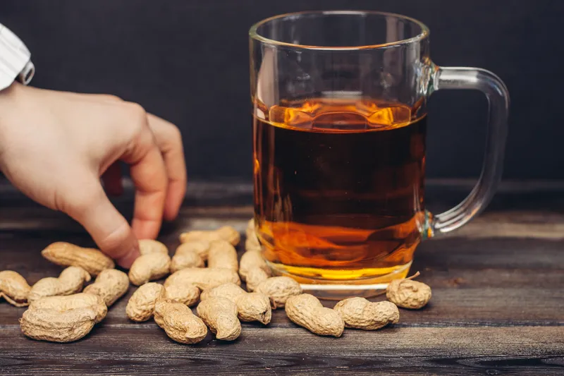 Арахис в скорлупе, пивная кружка, бар, алкоголь, закуска, отдых