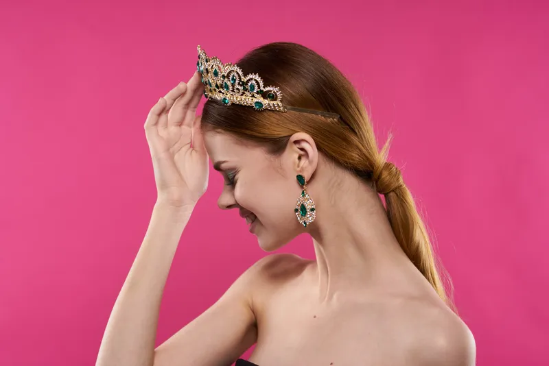 Красивая женщина, роскошные обнажённые плечи, косметика, мода, веселье на изолированном фоне