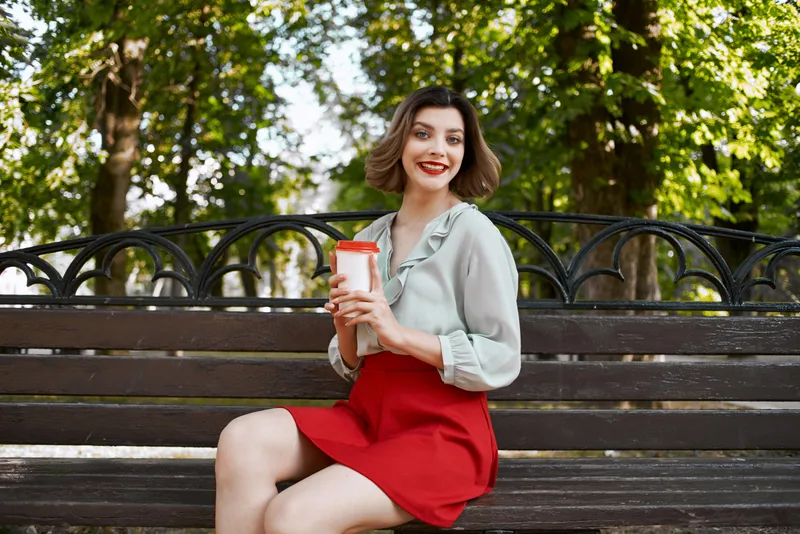 Красивая женщина на прогулке на свежем воздухе, позирует с гламурным видом