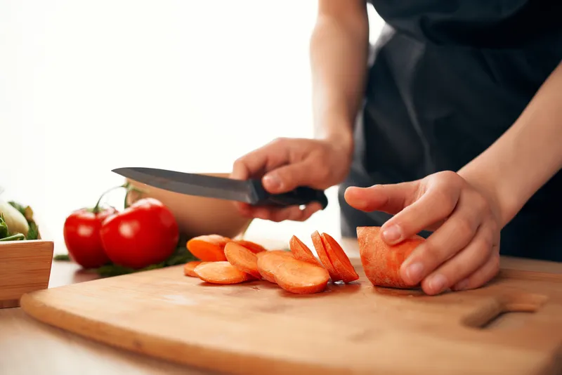 Нарезанная морковь, салат, овощи, свежие ингредиенты