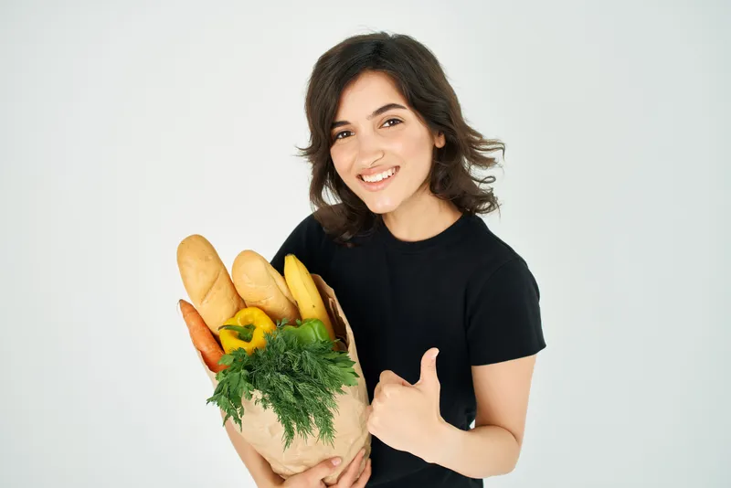 Симпатичная женщина с пакетом продуктов, доставка здоровой пищи