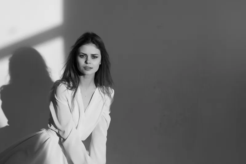 Девушка в белом платье на черно-белой фотографии, это модельная съемка
