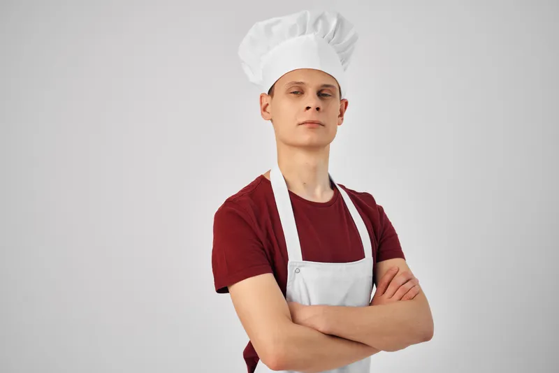 Мужчина в форме повара на кухне, работа, профессия