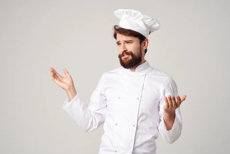Повар-мужчина на изолированном фоне занимается кулинарией