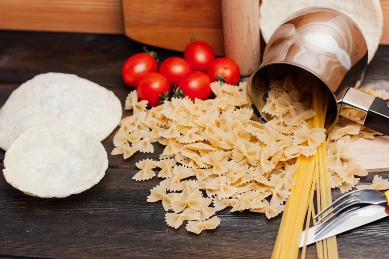 Паста — итальянская кухня, продукты для приготовления на разделочной доске