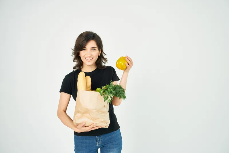 Брюнетка с пакетом продуктов, доставка, покупки