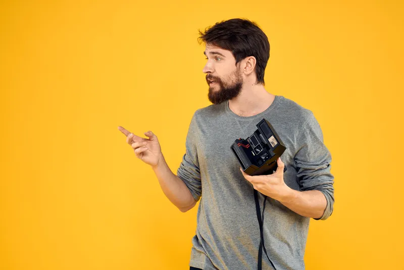Фотограф-мужчина с профессиональным фотоаппаратом