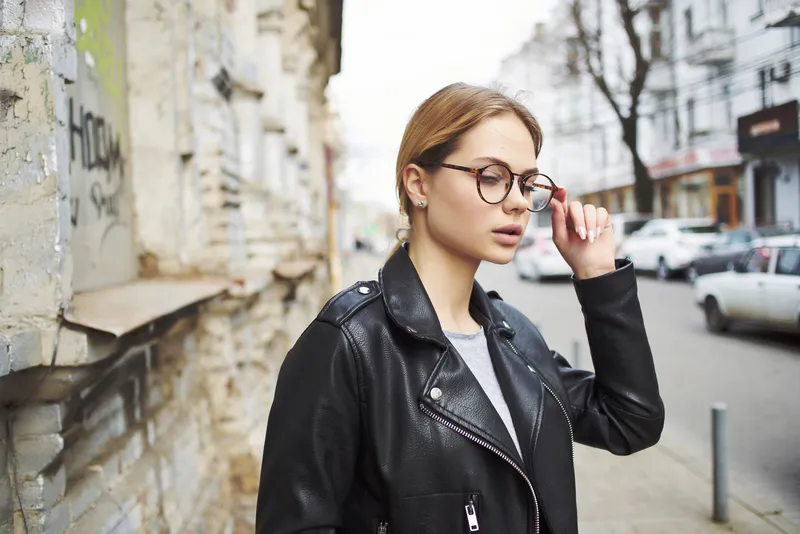 Симпатичная женщина в очках на улице, модная прогулка, современный стиль