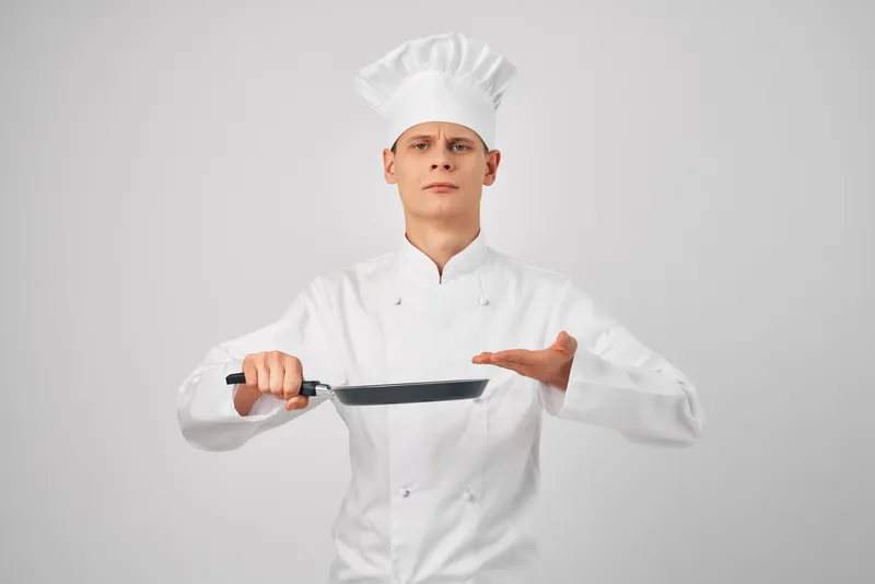 Шеф-повар со сковородой в руках, кухонная посуда, ресторан, приготовление пищи