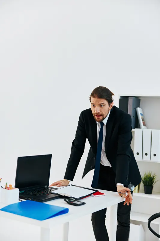 Мужчина в костюме с официальными документами работает в офисе