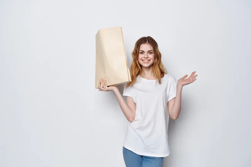 Симпатичная женщина с пакетом продуктов, доставка покупок, образ жизни