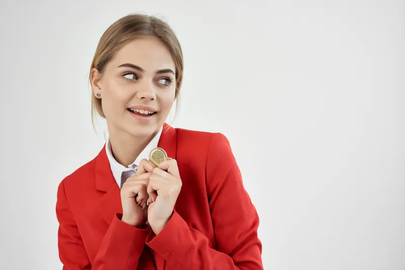 Женщина в красной куртке, криптовалюта, финансы, электронная коммерция и технологии