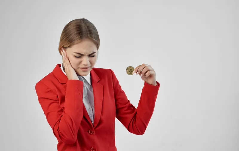Женщина в красной куртке, теперь у вас есть криптовалюта Bitcoin, электронная коммерция, финансы