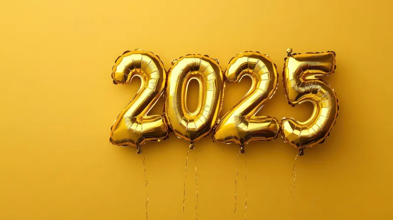 Четыре блестящих золотых шара в форме цифр 2025 на теплом желтом фоне, символизирующие праздник, радость и новогоднее настроение