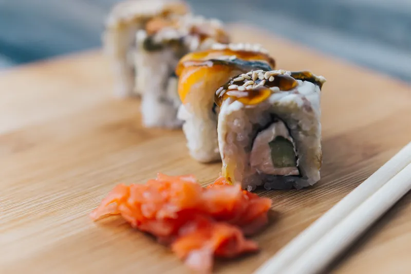Суши, палочки для еды, японская кухня, изысканный ресторан